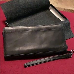 Tumi Men’s Black Leather Zip Around Travel Wallet.